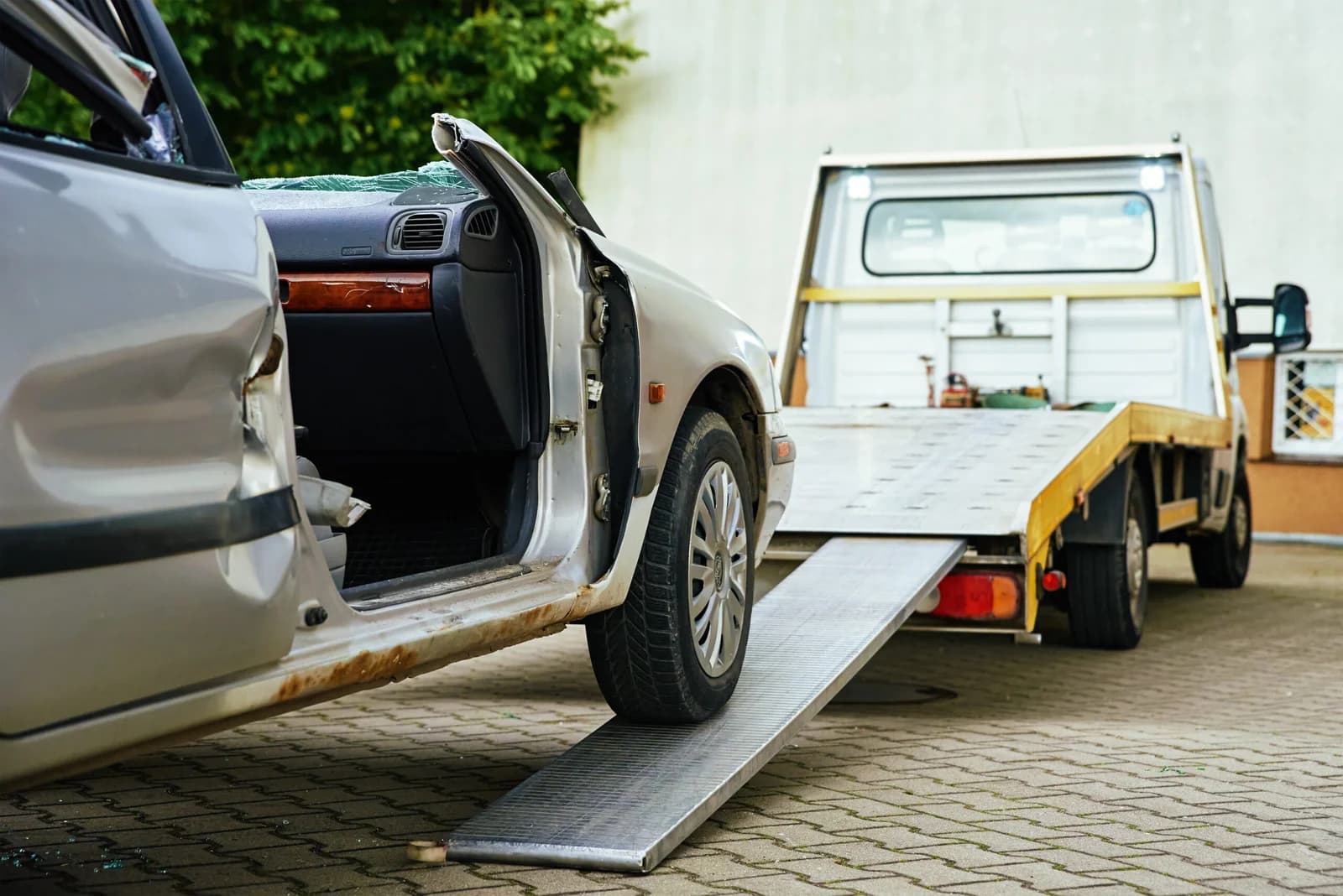 Takelwagen laadt een auto voor pech- en sleepdienst