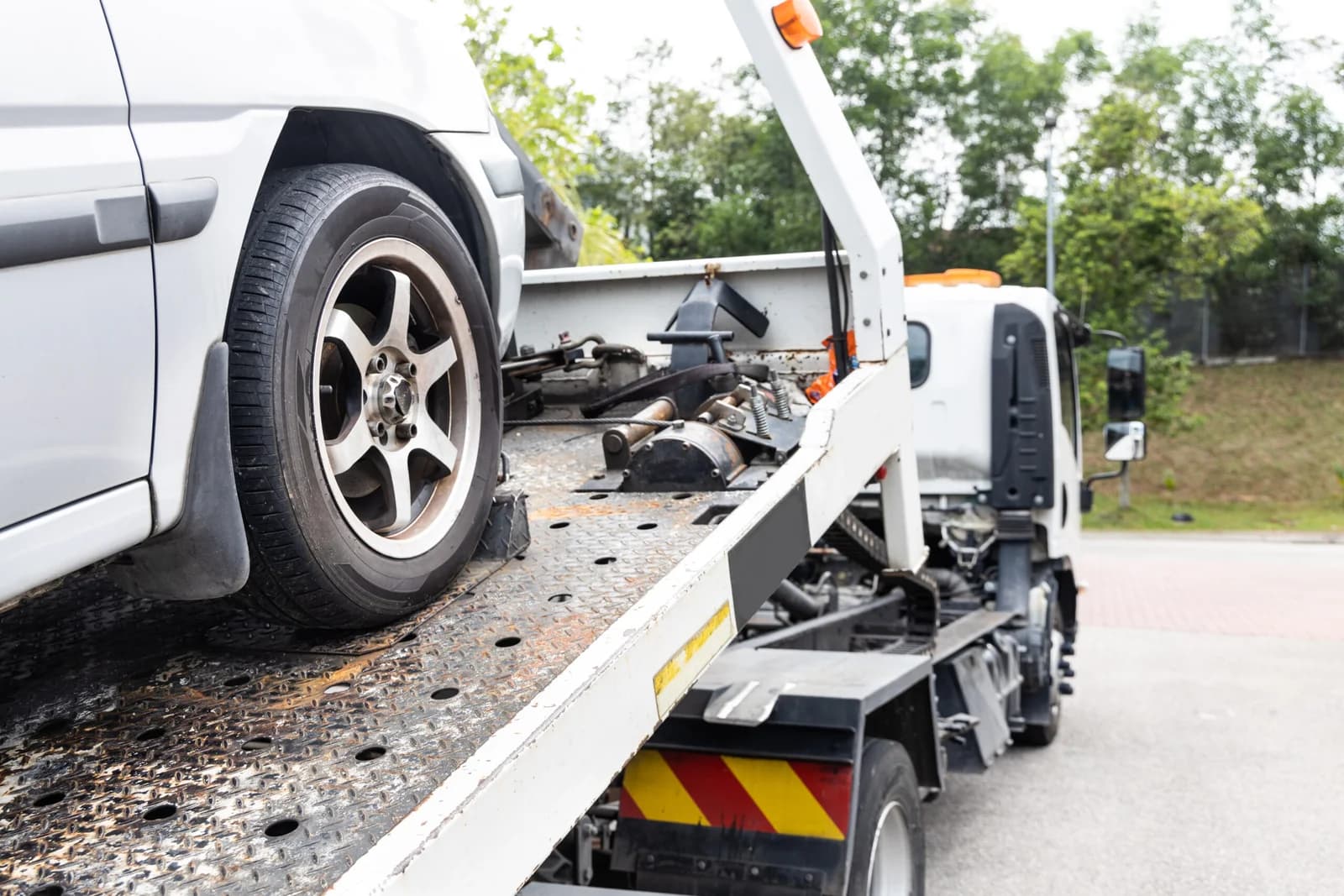 Auto veilig vervoeren op een transportwagen